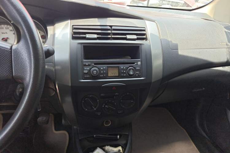 Used Nissan Livina 2010 Jingyue Edition 1.6L Manual All-Around Model Audio And AC Panel