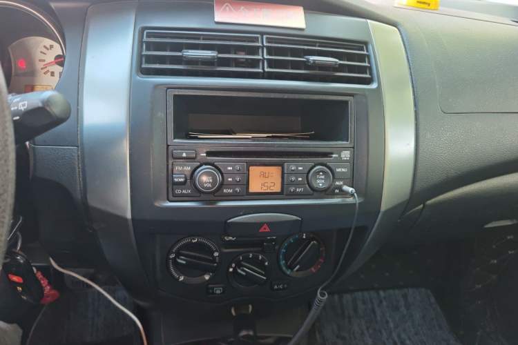 Used Nissan Livina 2010 Jingyue Edition 1.6L Manual Supercharged Model Audio And AC Panel