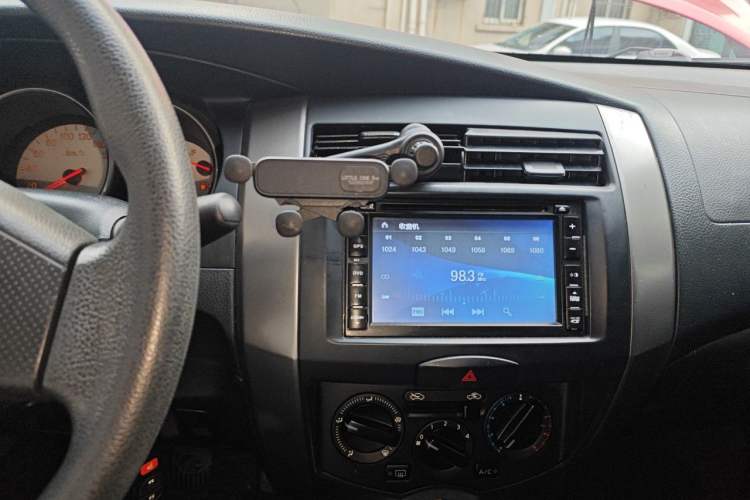 Used Nissan Livina 2010 Jingyue Edition 1.6L Manual All-Around Model Audio And AC Panel
