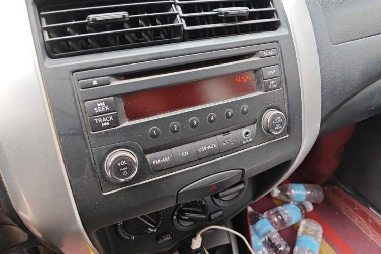 Used Nissan Livina 2010 JINRUI Edition 1.6L Automatic Standard Model Audio And AC Panel