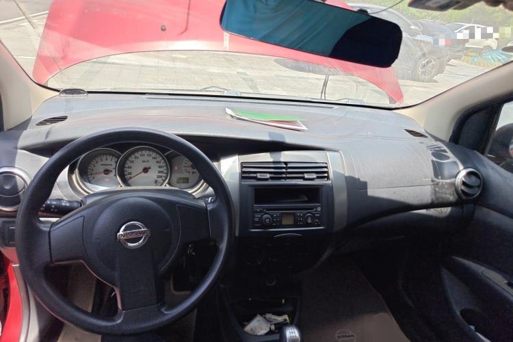 Used Nissan Livina 2010 Jingyue Edition 1.6L Manual All-Around Model Center Console