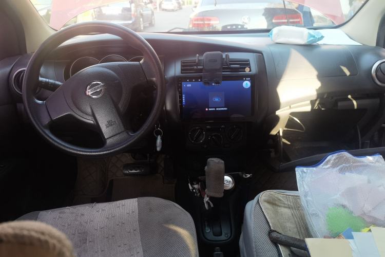 Used Nissan Livina 2010 Jingyue Edition 1.6L Automatic All-in-One Model Center Console