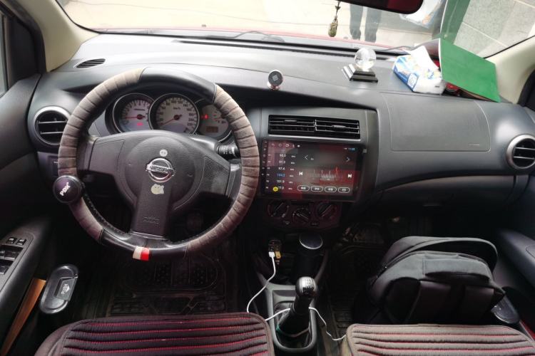 Used Nissan Livina 2010 Jingyue Edition 1.6L Manual All-Around Model Center Console
