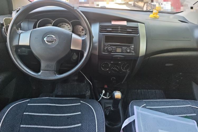 Used Nissan Livina 2010 Jingyue Edition 1.6L Manual Supercharged Model Center Console