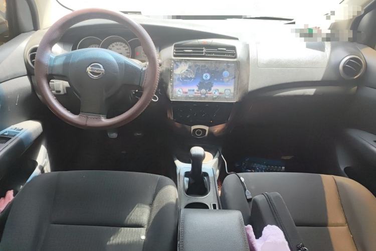 Used Nissan Livina 2010 Jingyue Edition 1.6L Manual All-Around Model Center Console
