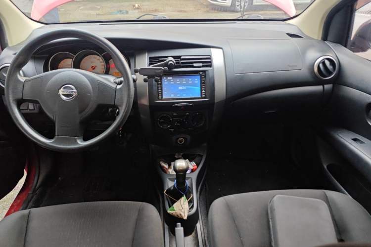 Used Nissan Livina 2010 Jingyue Edition 1.6L Manual All-Around Model Center Console
