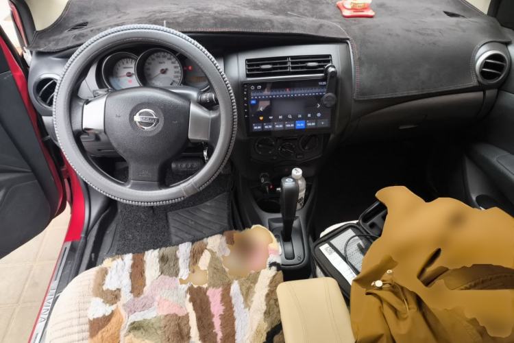 Used Nissan Livina 2010 Jingyue Edition 1.6L Automatic Supercharged Model Center Console