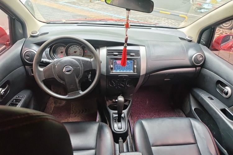 Used Nissan Livina 2010 Jingyue Edition 1.6L Automatic All-in-One Model Center Console
