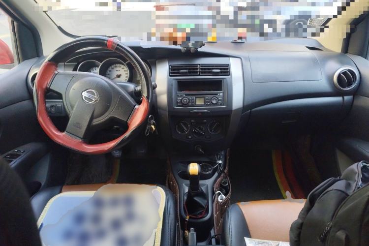 Used Nissan Livina 2010 Jingyue Edition 1.6L Manual All-Around Model Center Console
