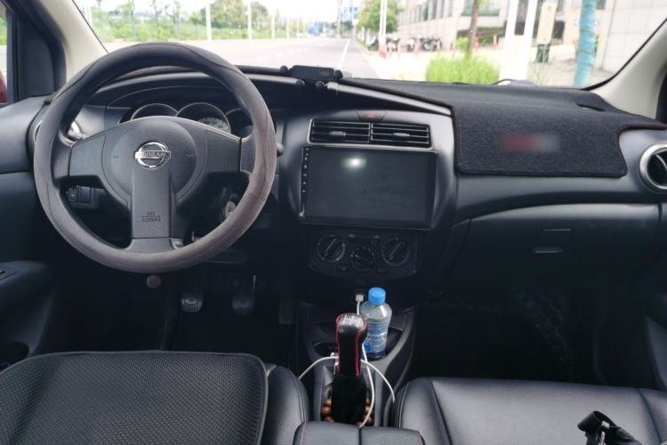 Used Nissan Livina 2010 Jingyue Edition 1.6L Manual All-Around Model Center Console