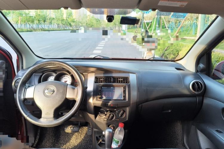 Used Nissan Livina 2010 Jingyue Edition 1.6L Automatic All-in-One Model Center Console