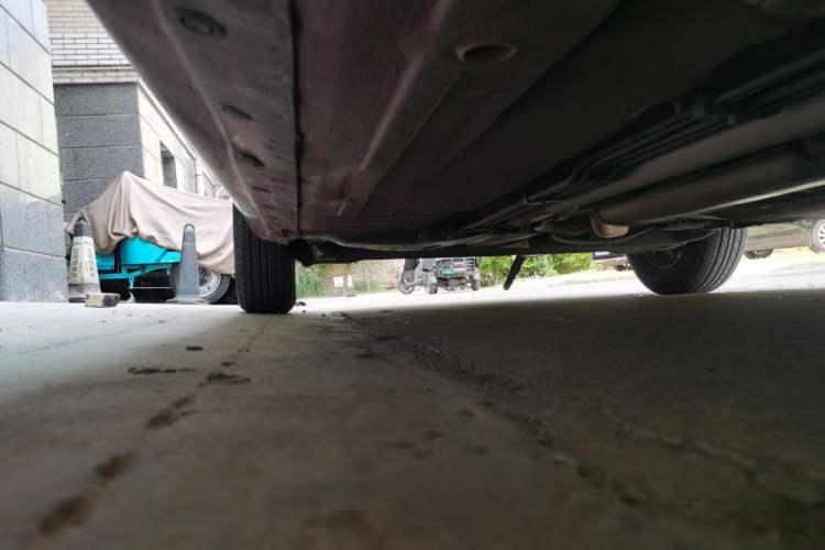 Used Nissan Livina 2010 Jingyue Edition 1.6L Manual All-Around Model Chassis Front Right
