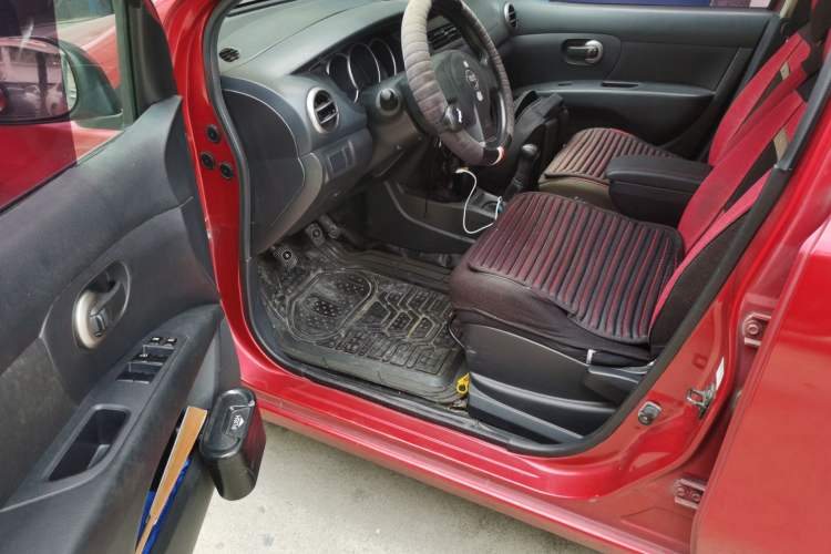 Used Nissan Livina 2010 Jingyue Edition 1.6L Manual All-Around Model Driver Seat