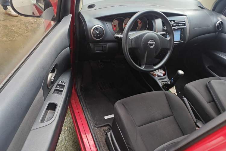 Used Nissan Livina 2010 Jingyue Edition 1.6L Manual All-Around Model Driver Seat