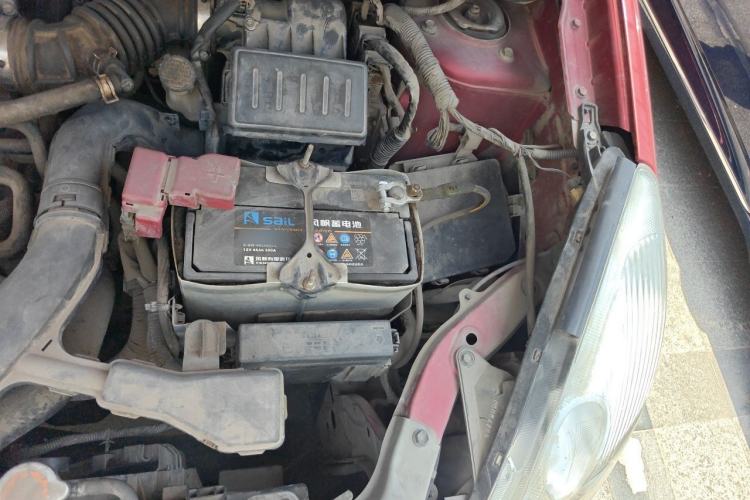 Used Nissan Livina 2010 Jingyue Edition 1.6L Manual All-Around Model Engine Bay Left