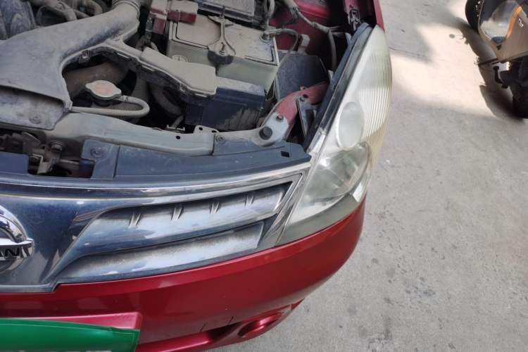 Used Nissan Livina 2010 Jingyue Edition 1.6L Manual All-Around Model Engine Bay Left