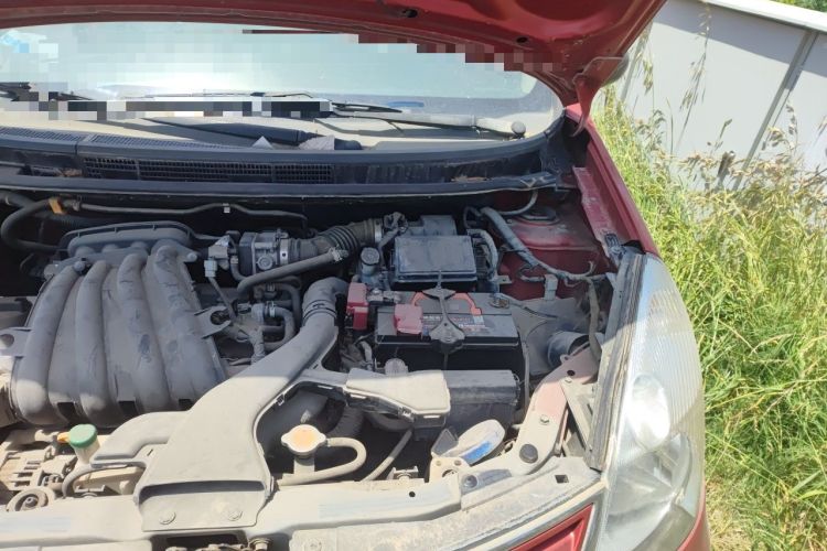 Used Nissan Livina 2010 Jingyue Edition 1.6L Manual All-Around Model Engine Bay Left