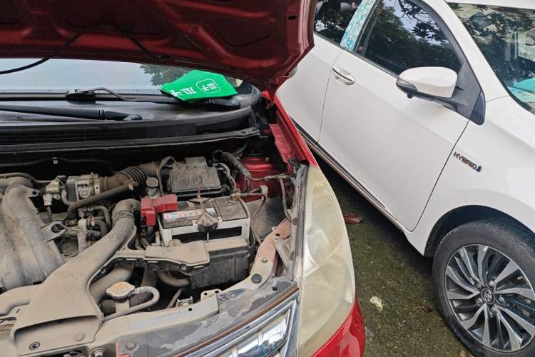 Used Nissan Livina 2010 Jingyue Edition 1.6L Manual All-Around Model Engine Bay Left