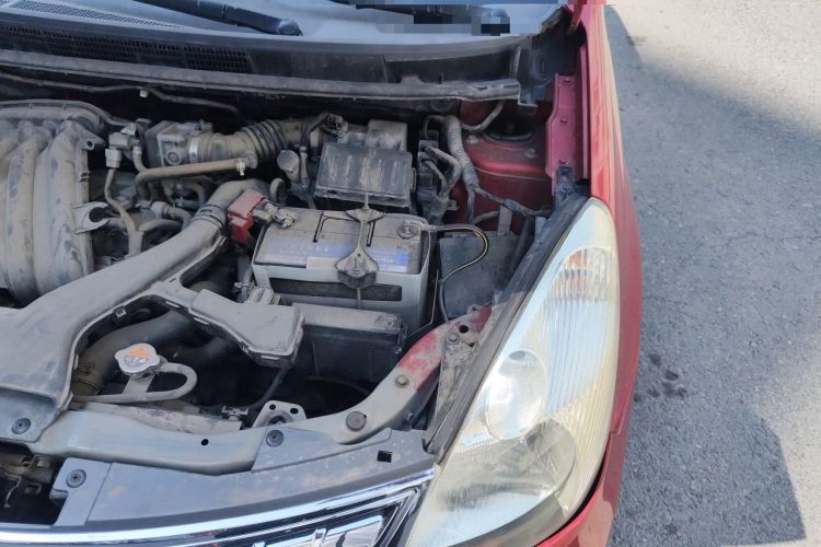Used Nissan Livina 2010 Jingyue Edition 1.6L Manual All-Around Model Engine Bay Left