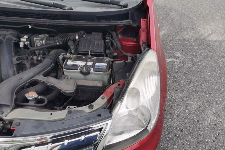 Used Nissan Livina 2010 Jingyue Edition 1.6L Manual All-Around Model Engine Bay Left