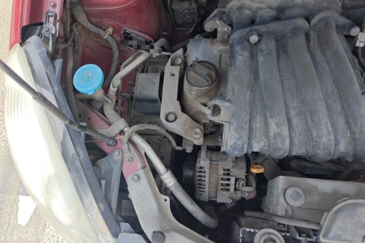 Used Nissan Livina 2010 Jingyue Edition 1.6L Manual All-Around Model Engine Bay Right