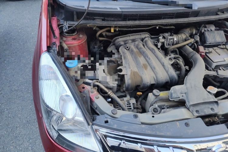 Used Nissan Livina 2010 Jingyue Edition 1.6L Manual All-Around Model Engine Bay Right