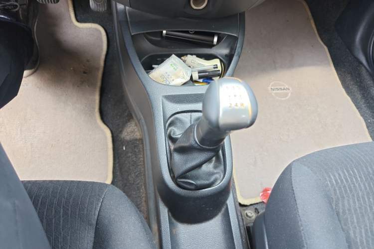 Used Nissan Livina 2010 Jingyue Edition 1.6L Manual All-Around Model Gear Lever