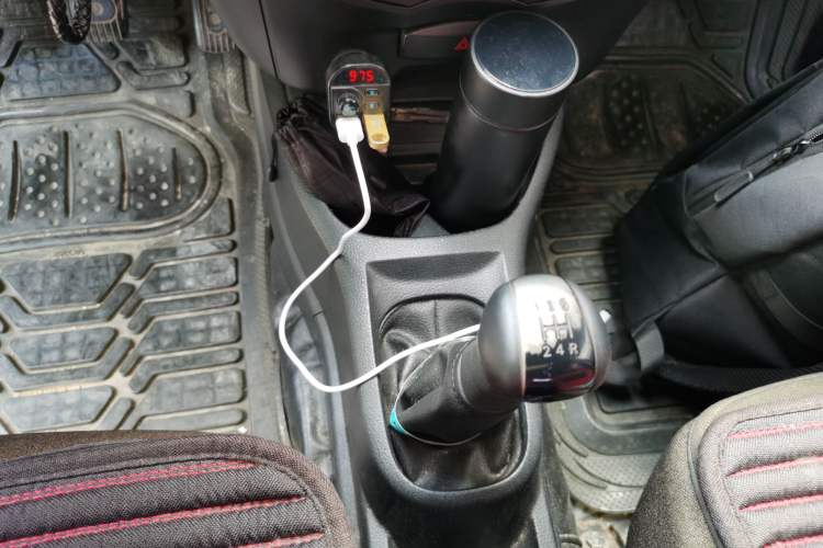 Used Nissan Livina 2010 Jingyue Edition 1.6L Manual All-Around Model Gear Lever