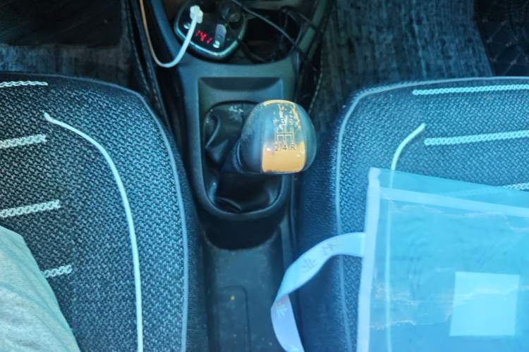 Used Nissan Livina 2010 Jingyue Edition 1.6L Manual Supercharged Model Gear Lever