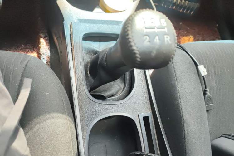 Used Nissan Livina 2010 Jingyue Edition 1.6L Manual All-Around Model Gear Lever