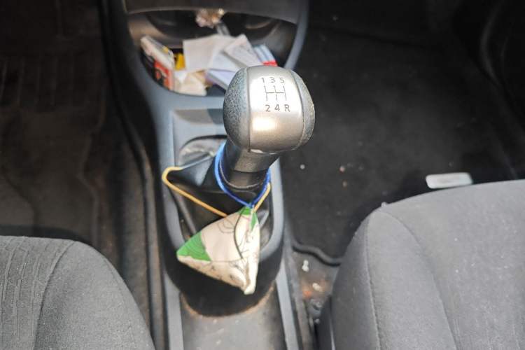Used Nissan Livina 2010 Jingyue Edition 1.6L Manual All-Around Model Gear Lever