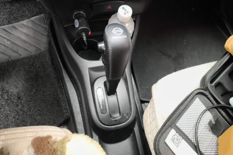 Used Nissan Livina 2010 Jingyue Edition 1.6L Automatic Supercharged Model Gear Lever