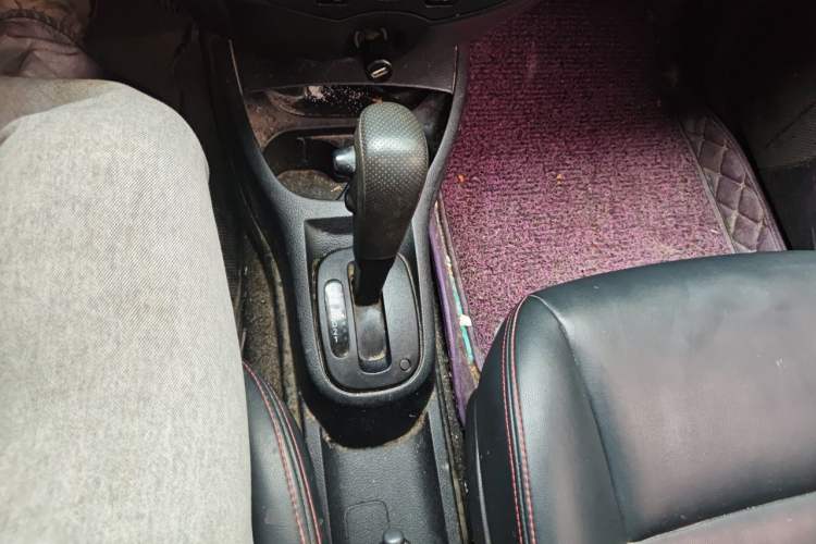 Used Nissan Livina 2010 Jingyue Edition 1.6L Automatic All-in-One Model Gear Lever