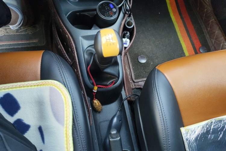 Used Nissan Livina 2010 Jingyue Edition 1.6L Manual All-Around Model Gear Lever
