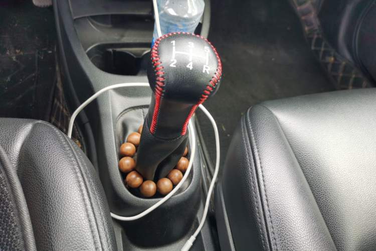 Used Nissan Livina 2010 Jingyue Edition 1.6L Manual All-Around Model Gear Lever
