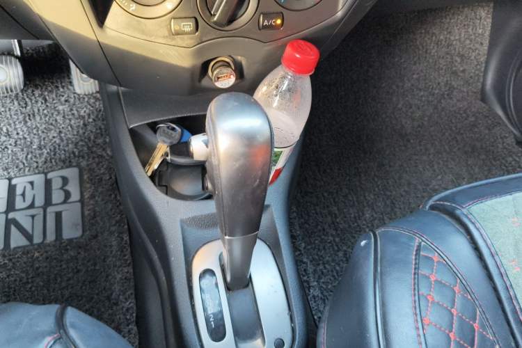 Used Nissan Livina 2010 Jingyue Edition 1.6L Automatic All-in-One Model Gear Lever
