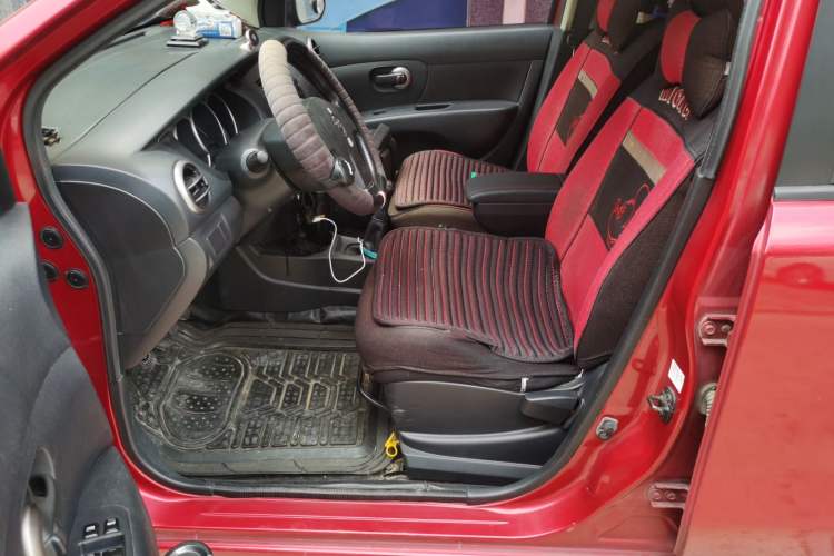 Used Nissan Livina 2010 Jingyue Edition 1.6L Manual All-Around Model Left Front Seat