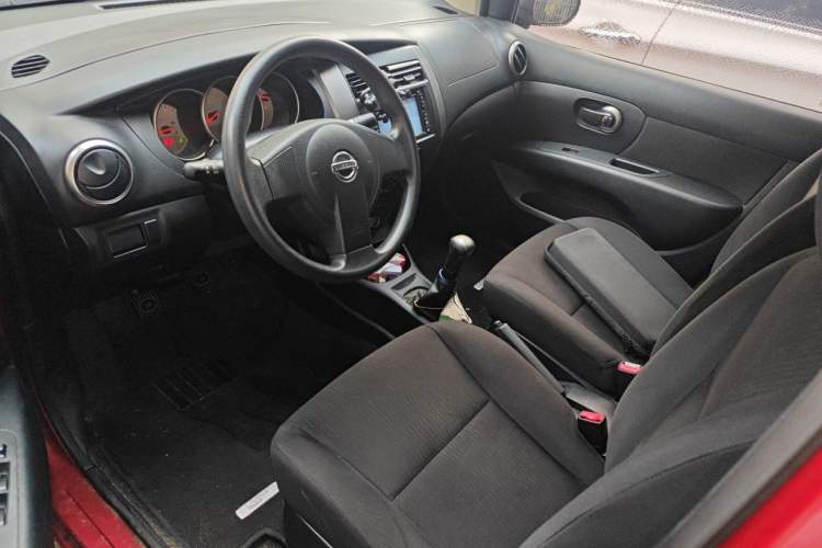 Used Nissan Livina 2010 Jingyue Edition 1.6L Manual All-Around Model Left Front Seat
