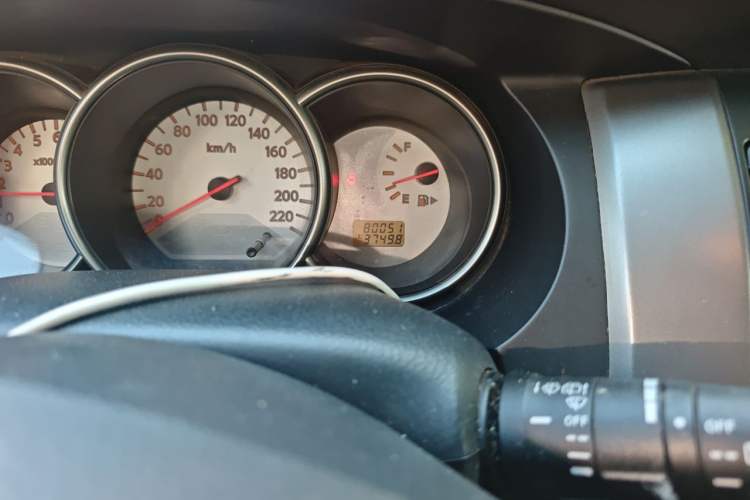 Used Nissan Livina 2010 Jingyue Edition 1.6L Manual Supercharged Model Odometer Close Up
