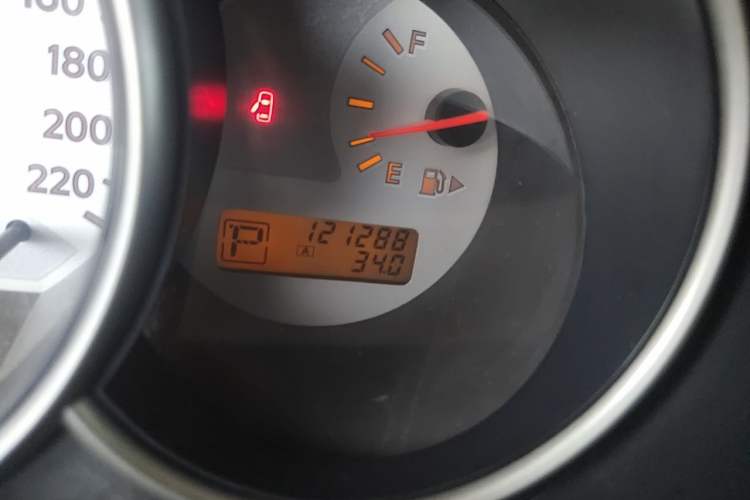 Used Nissan Livina 2010 JINRUI Edition 1.6L Automatic Standard Model Odometer Close Up
