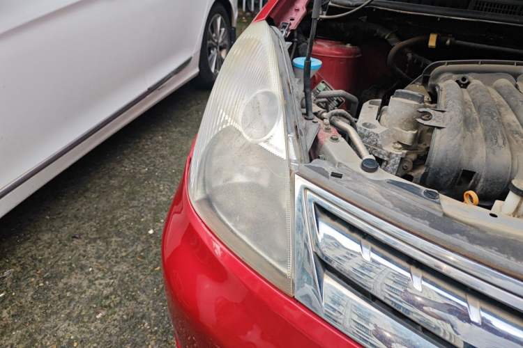 Used Nissan Livina 2010 Jingyue Edition 1.6L Manual All-Around Model Right Front Headlight