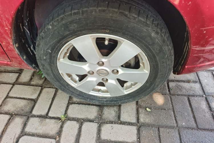 Used Nissan Livina 2010 Jingyue Edition 1.6L Manual Supercharged Model Right Front Wheel Hub