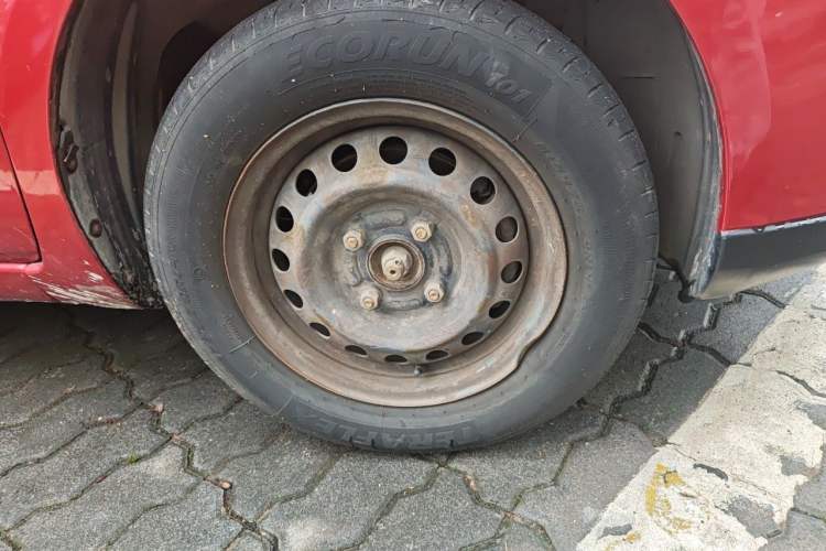 Used Nissan Livina 2010 Jingyue Edition 1.6L Automatic All-in-One Model Right Front Wheel Hub