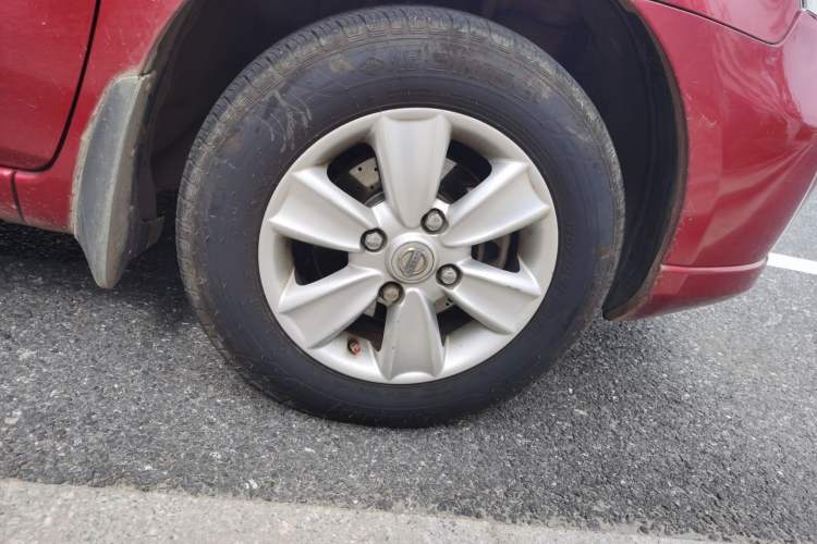 Used Nissan Livina 2010 Jingyue Edition 1.6L Manual All-Around Model Right Front Wheel Hub