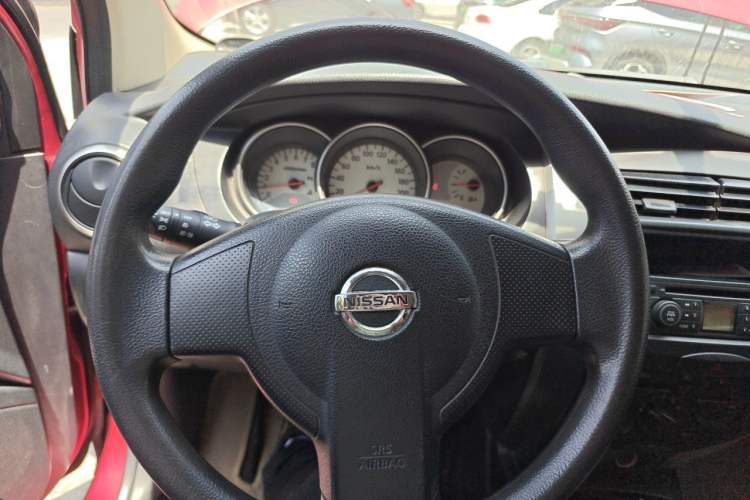 Used Nissan Livina 2010 Jingyue Edition 1.6L Manual All-Around Model Steering Wheel