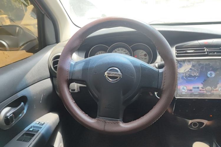Used Nissan Livina 2010 Jingyue Edition 1.6L Manual All-Around Model Steering Wheel