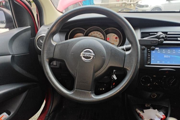 Used Nissan Livina 2010 Jingyue Edition 1.6L Manual All-Around Model Steering Wheel