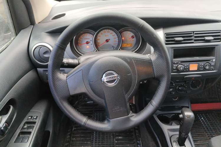Used Nissan Livina 2010 Jingyue Edition 1.6L Automatic All-in-One Model Steering Wheel