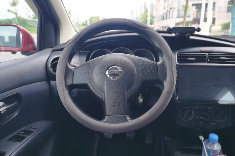 Used Nissan Livina 2010 Jingyue Edition 1.6L Manual All-Around Model Steering Wheel