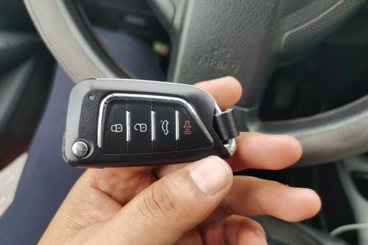 Used Nissan Livina 2010 Jingyue Edition 1.6L Manual All-Around Model Vehicle Key